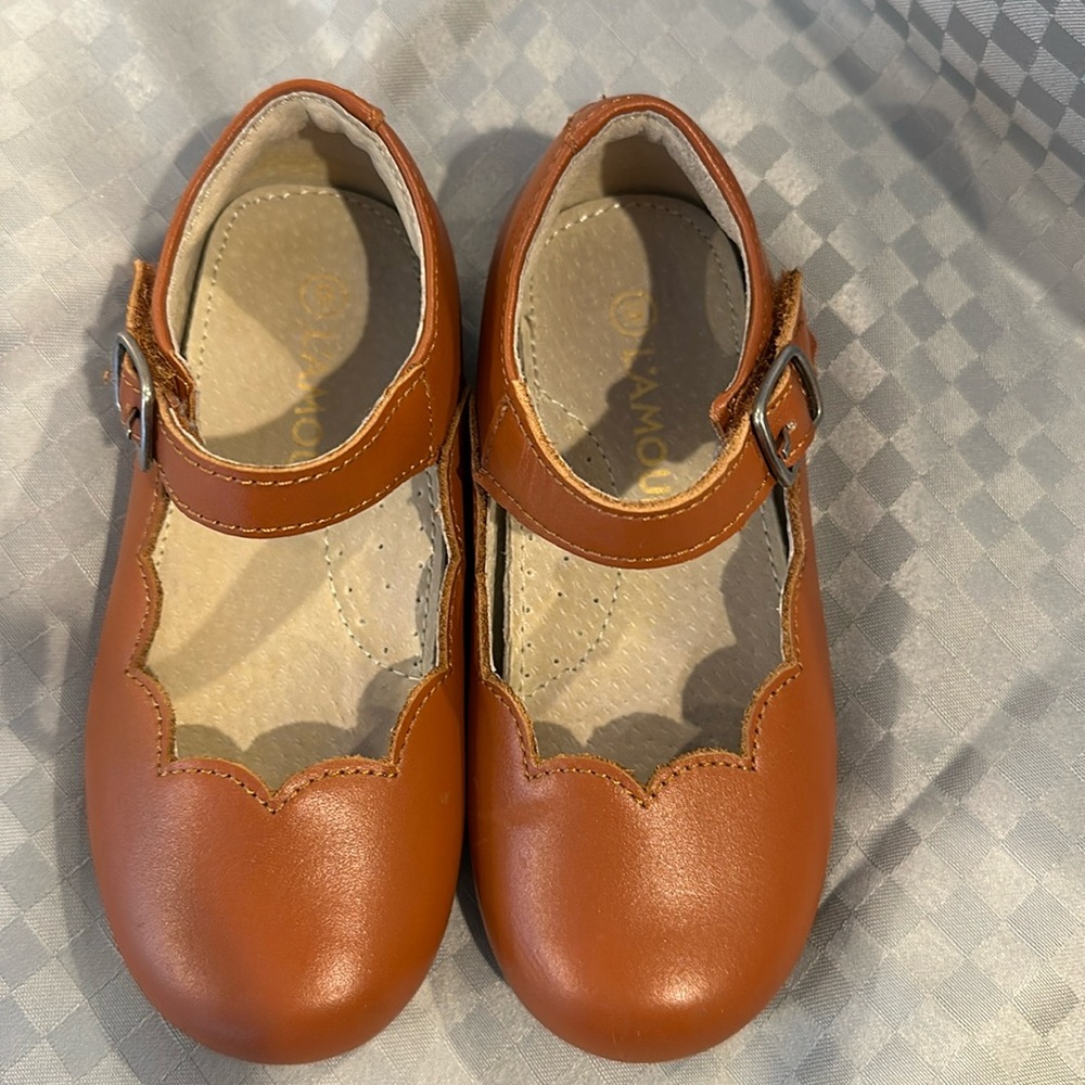 Girls LA’MOUR brand brown (tan) leather shoes with strap. Very good condition.